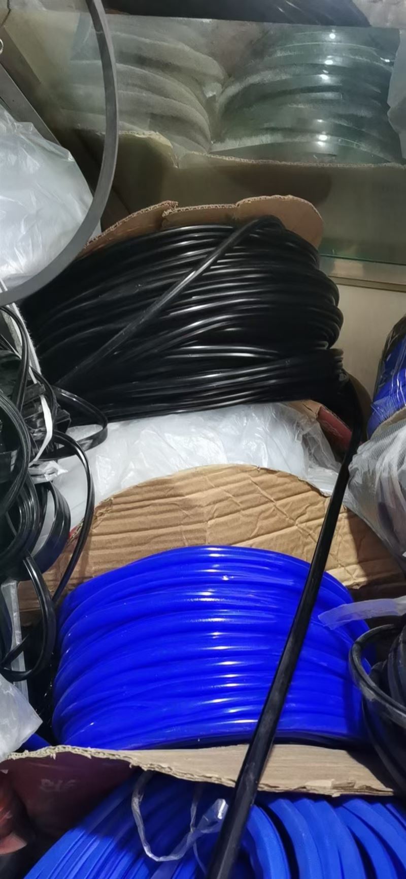 廠家維修銷售門窗，換合頁把手密封條。定做紗窗，軟包防盜門，